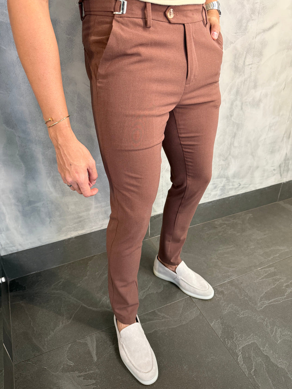 CALÇA ALF ATENAS AJUSTE FIVELA CAFÉ